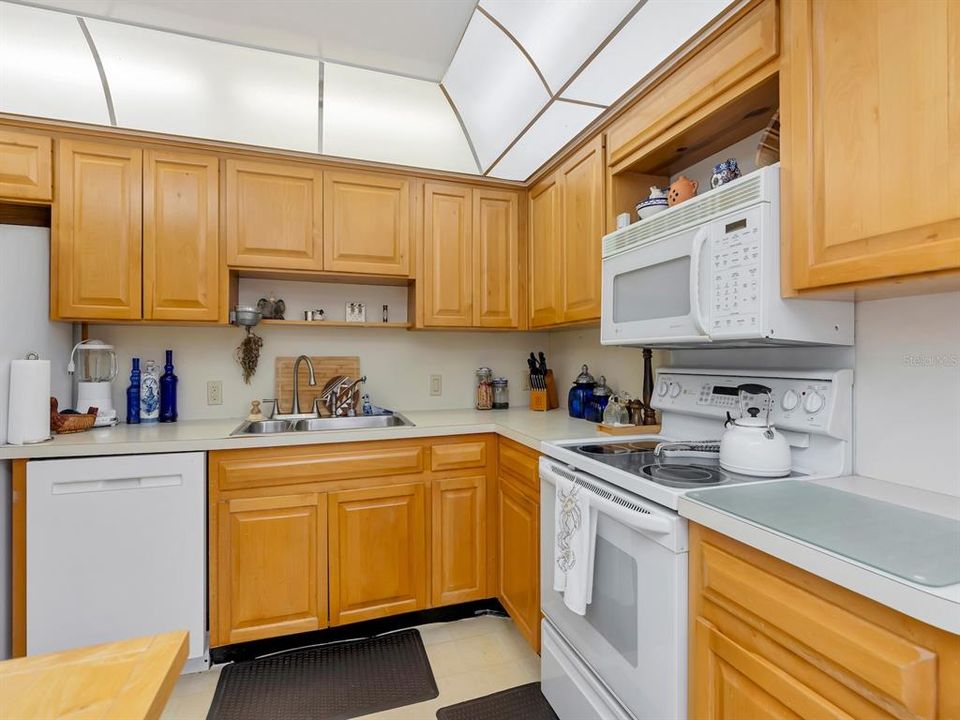 На продажу: $649,000 (2 спален, 2 ванн, 1702 Квадратных фут)