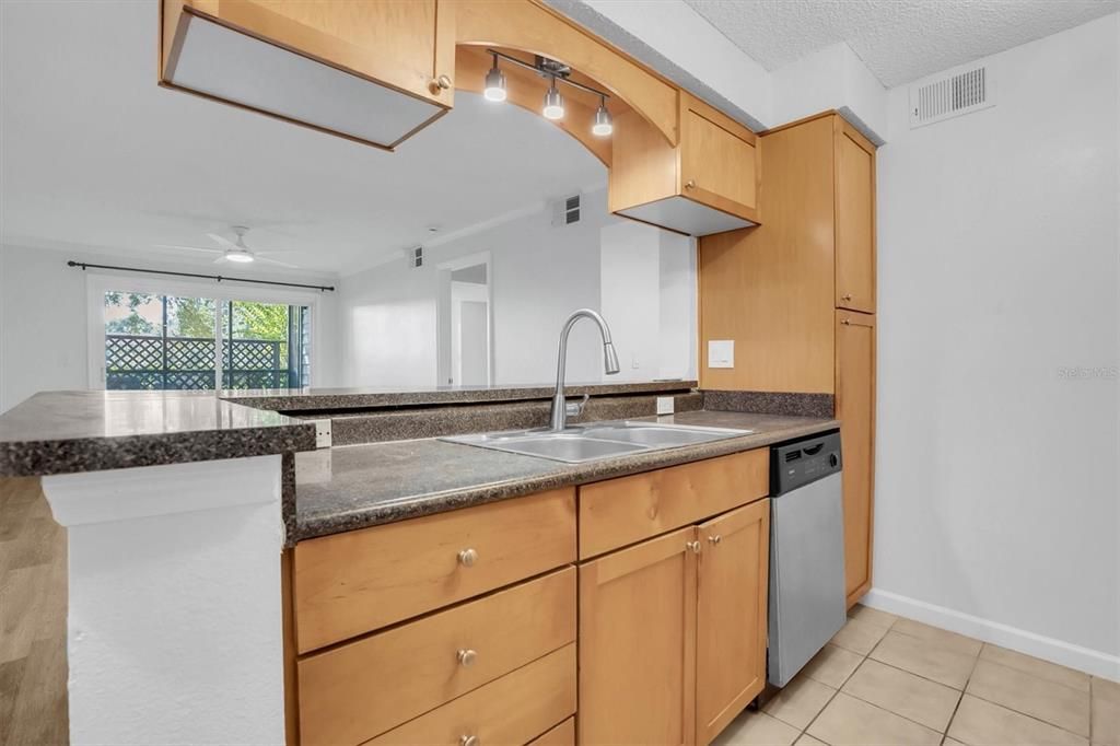 For Rent: $2,000 (2 beds, 2 baths, 946 Square Feet)