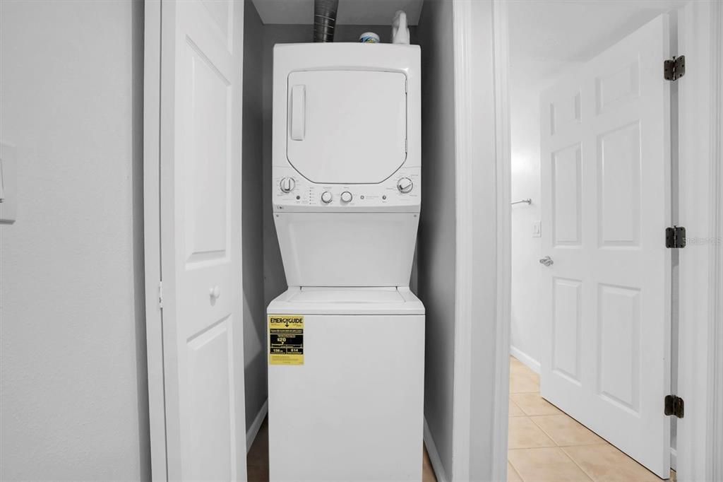 For Rent: $2,000 (2 beds, 2 baths, 946 Square Feet)