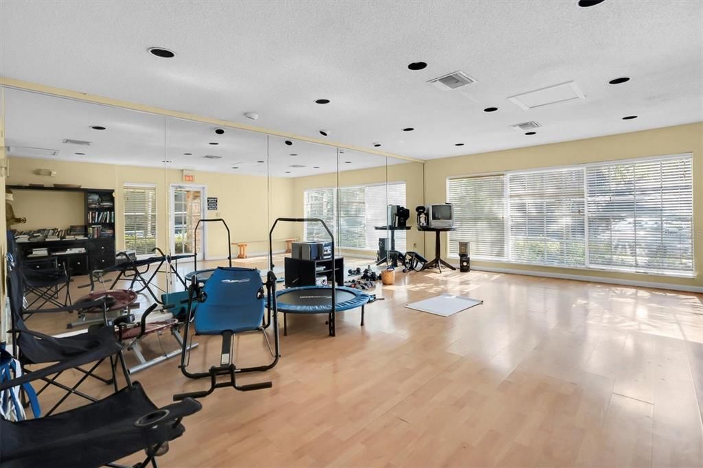 For Rent: $2,000 (2 beds, 2 baths, 946 Square Feet)