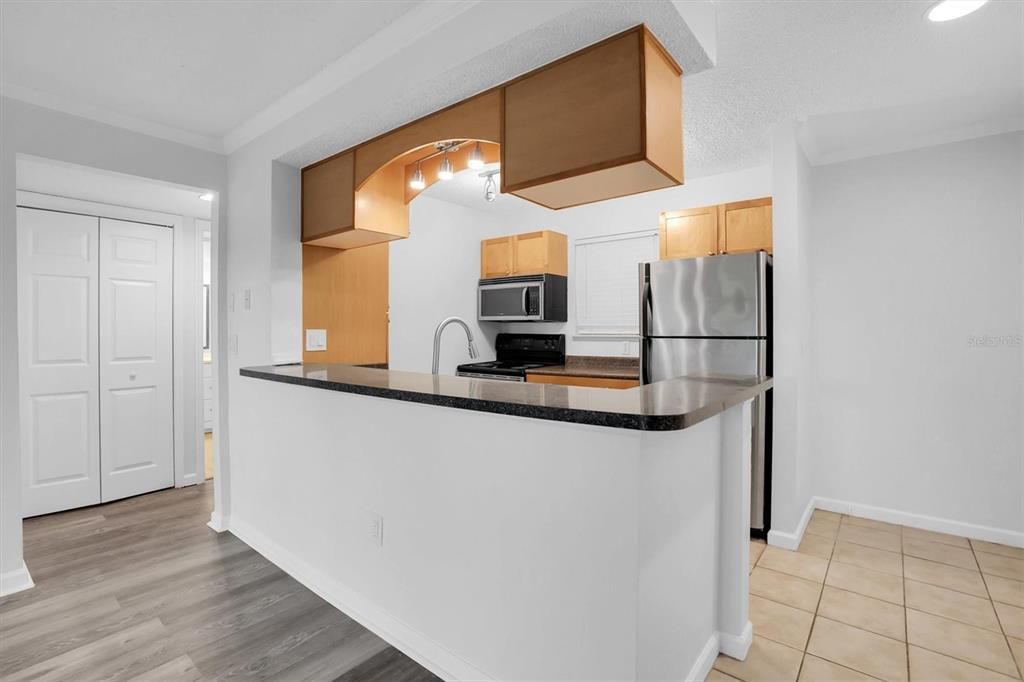 For Rent: $2,000 (2 beds, 2 baths, 946 Square Feet)