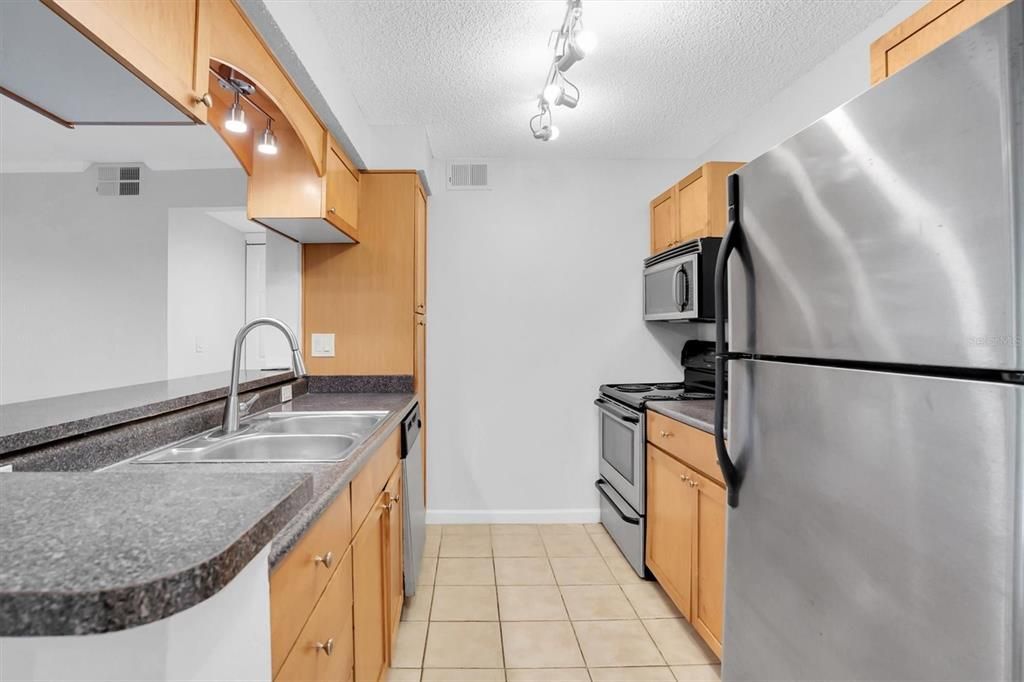 For Rent: $2,000 (2 beds, 2 baths, 946 Square Feet)