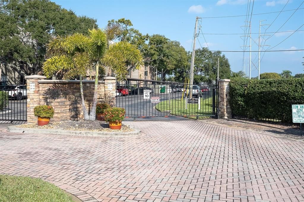 For Rent: $2,000 (2 beds, 2 baths, 946 Square Feet)