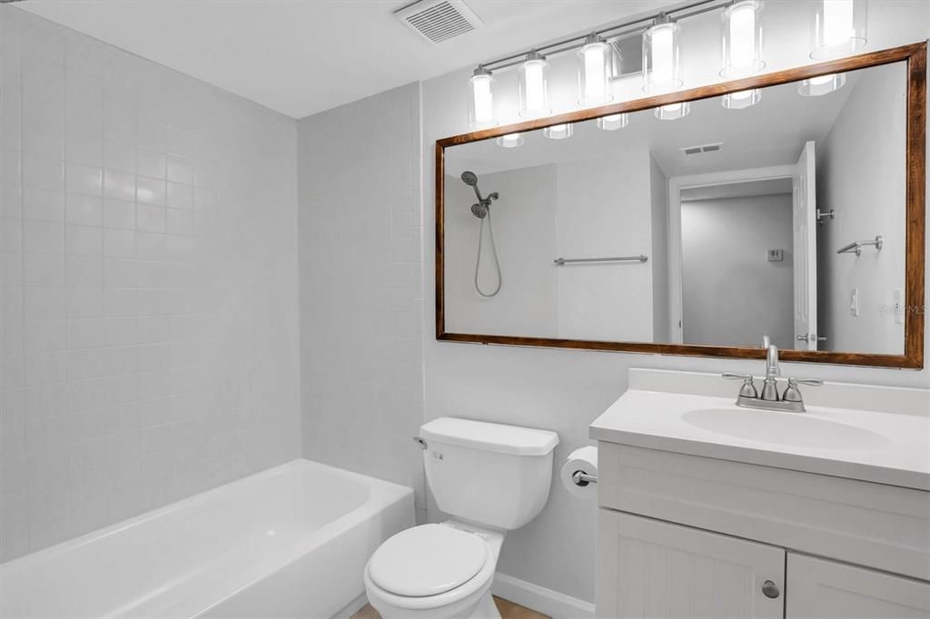 For Rent: $2,000 (2 beds, 2 baths, 946 Square Feet)