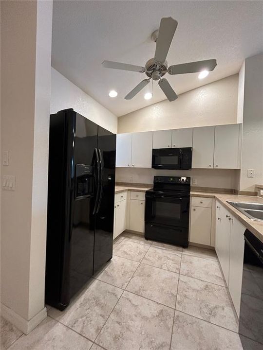 В аренду: $1,275 (2 спален, 2 ванн, 13332 Квадратных фут)