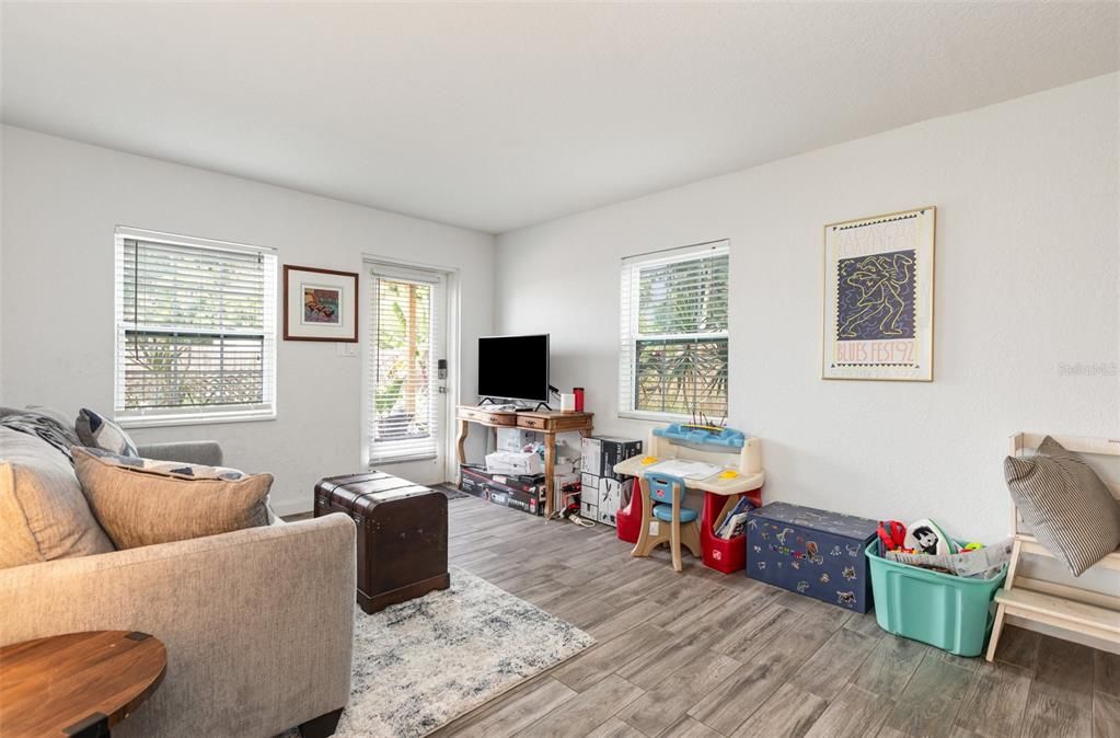 待售: $425,000 (4 贝兹, 3 浴室, 2100 平方英尺)