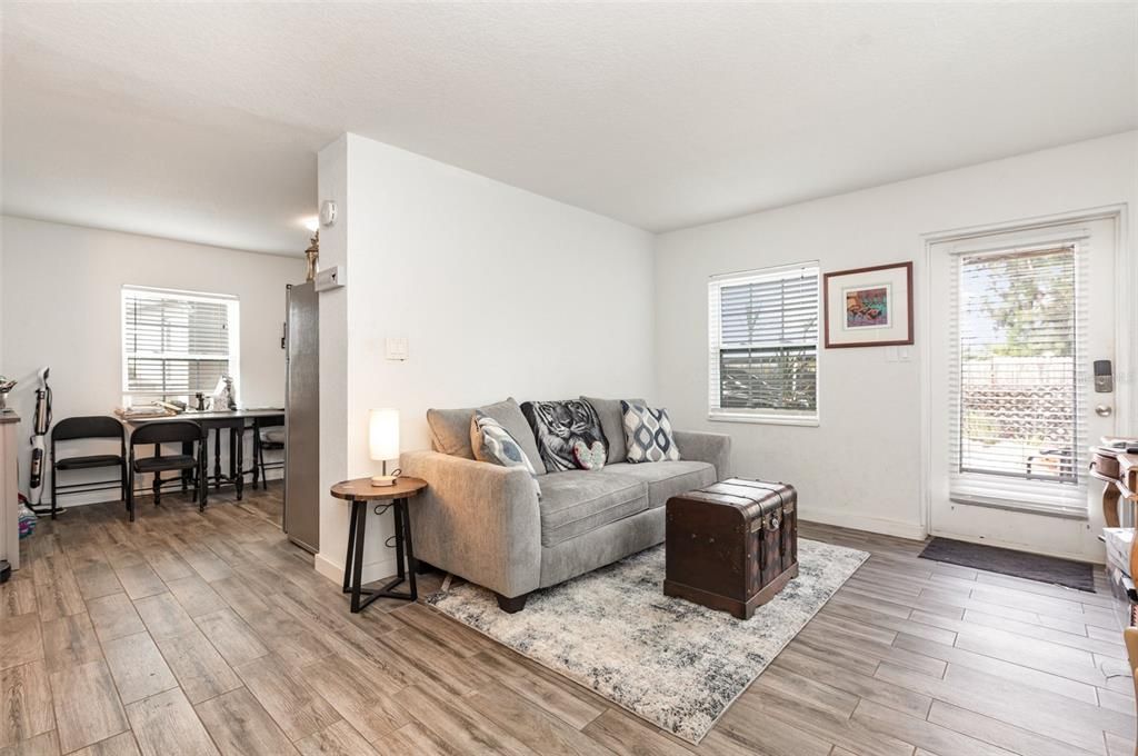 待售: $425,000 (4 贝兹, 3 浴室, 2100 平方英尺)