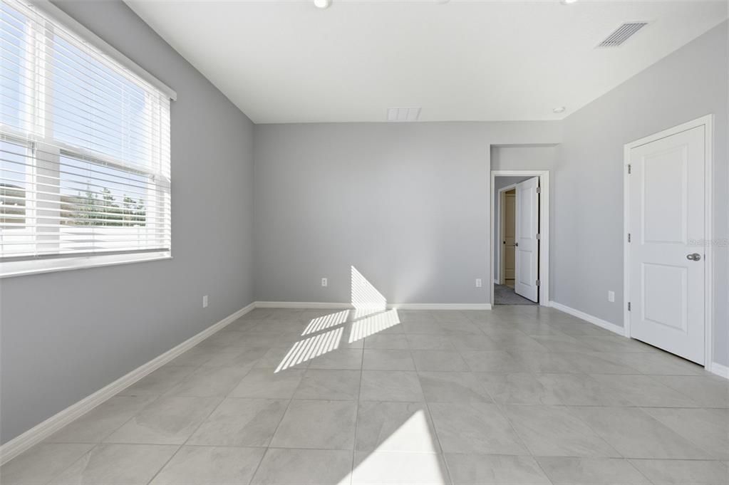 For Sale: $329,999 (4 beds, 2 baths, 1696 Square Feet)