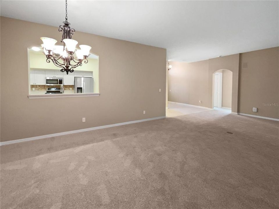 合同活跃: $316,000 (3 贝兹, 2 浴室, 2137 平方英尺)