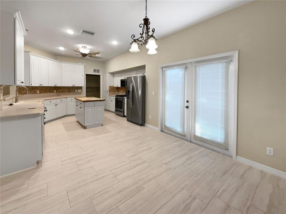 合同活跃: $316,000 (3 贝兹, 2 浴室, 2137 平方英尺)