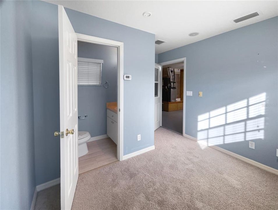 合同活跃: $316,000 (3 贝兹, 2 浴室, 2137 平方英尺)