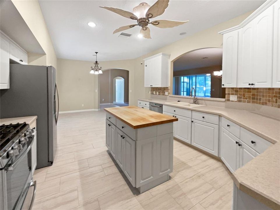 合同活跃: $316,000 (3 贝兹, 2 浴室, 2137 平方英尺)