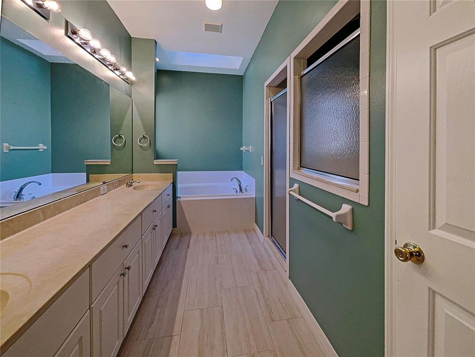 合同活跃: $316,000 (3 贝兹, 2 浴室, 2137 平方英尺)