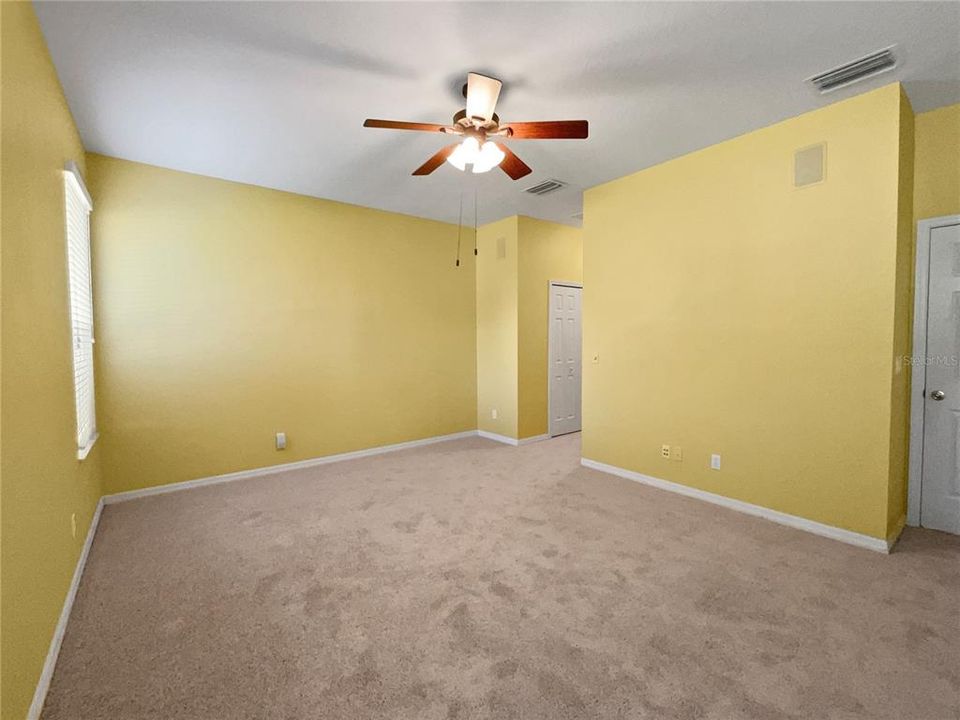 合同活跃: $316,000 (3 贝兹, 2 浴室, 2137 平方英尺)