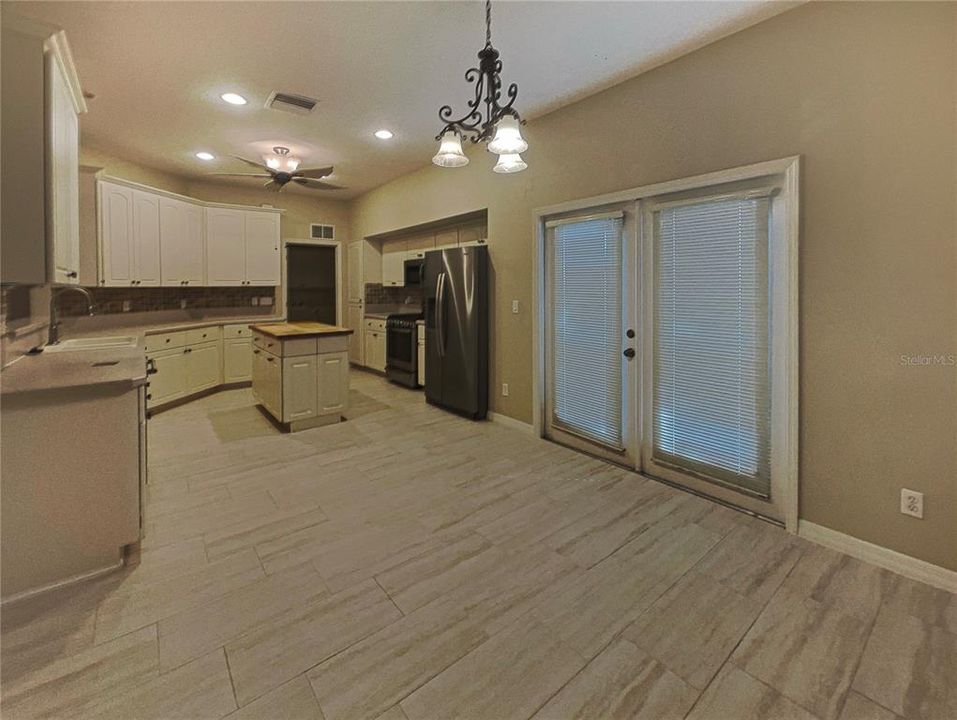 合同活跃: $316,000 (3 贝兹, 2 浴室, 2137 平方英尺)