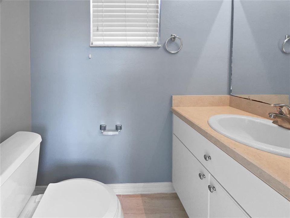 合同活跃: $316,000 (3 贝兹, 2 浴室, 2137 平方英尺)