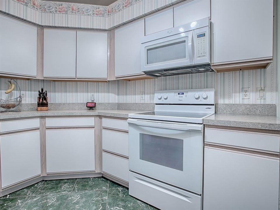 For Sale: $295,000 (3 beds, 2 baths, 1762 Square Feet)