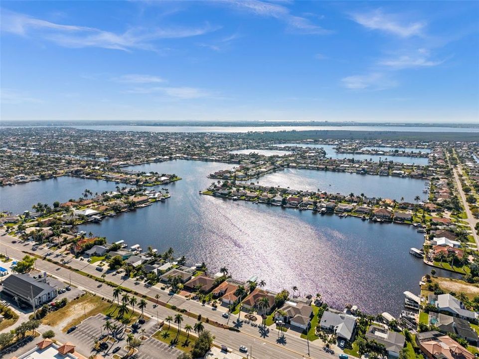 На продажу: $925,000 (3 спален, 2 ванн, 1685 Квадратных фут)