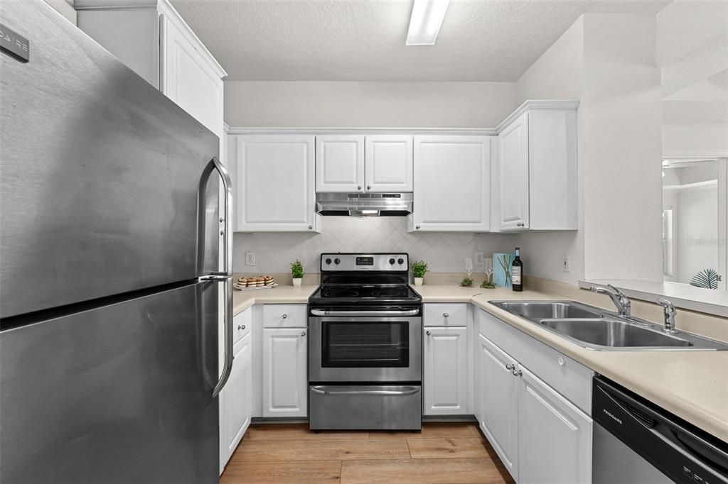 For Sale: $517,000 (2 beds, 2 baths, 1065 Square Feet)