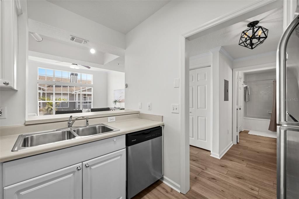 For Sale: $517,000 (2 beds, 2 baths, 1065 Square Feet)