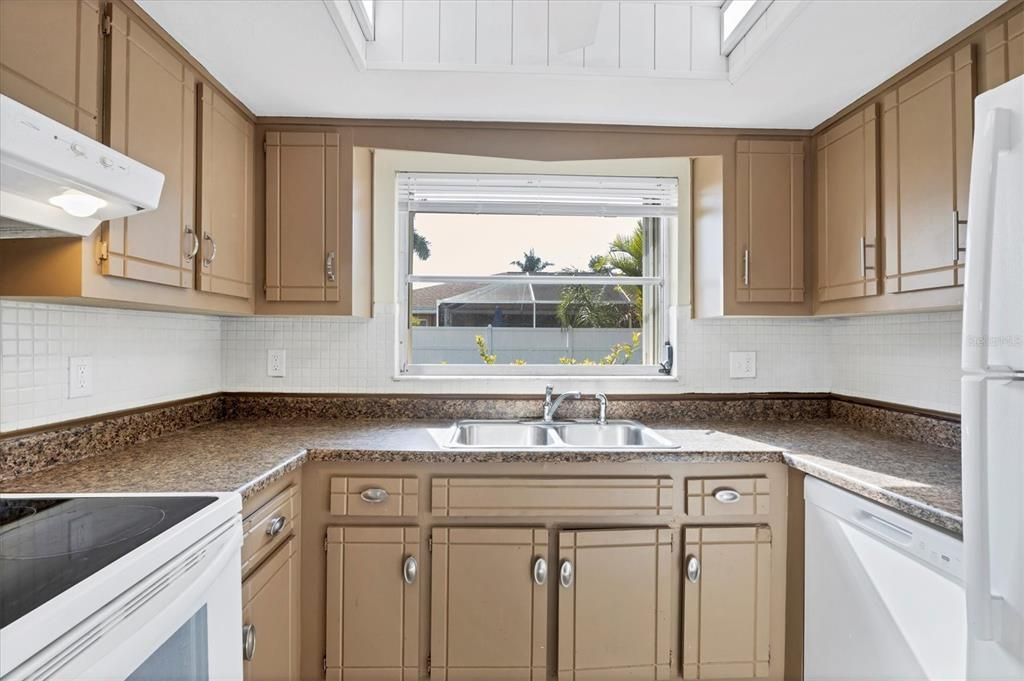 For Sale: $275,000 (3 beds, 2 baths, 1371 Square Feet)