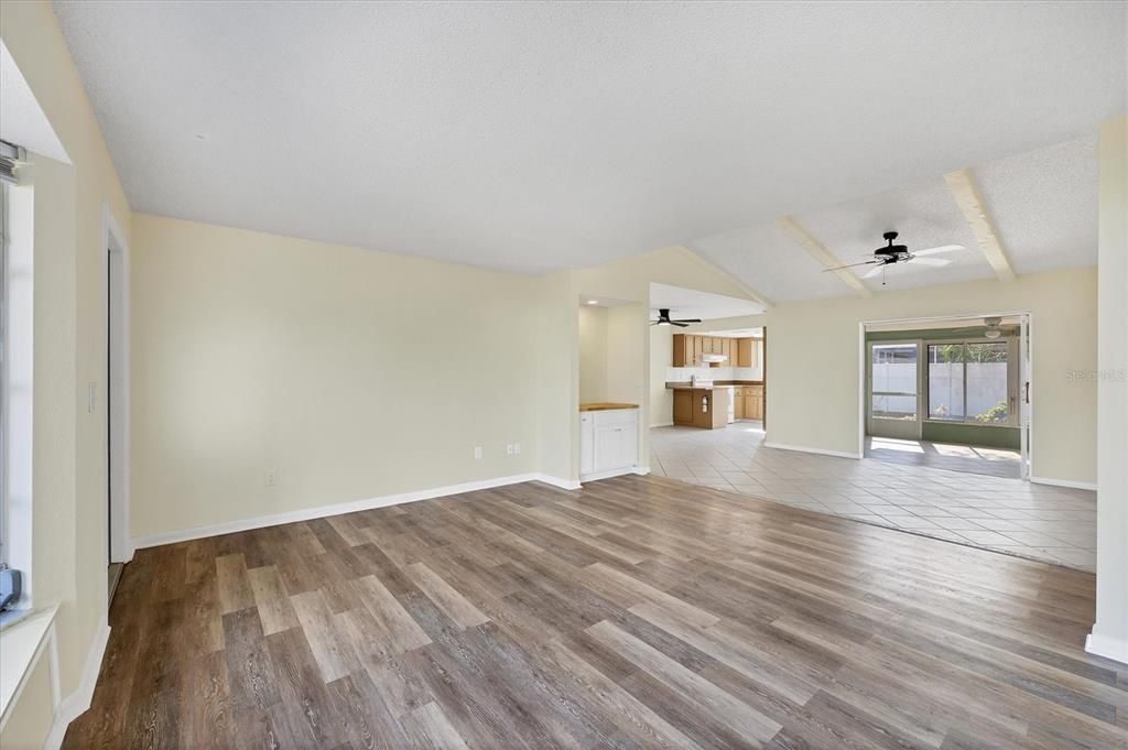 For Sale: $275,000 (3 beds, 2 baths, 1371 Square Feet)