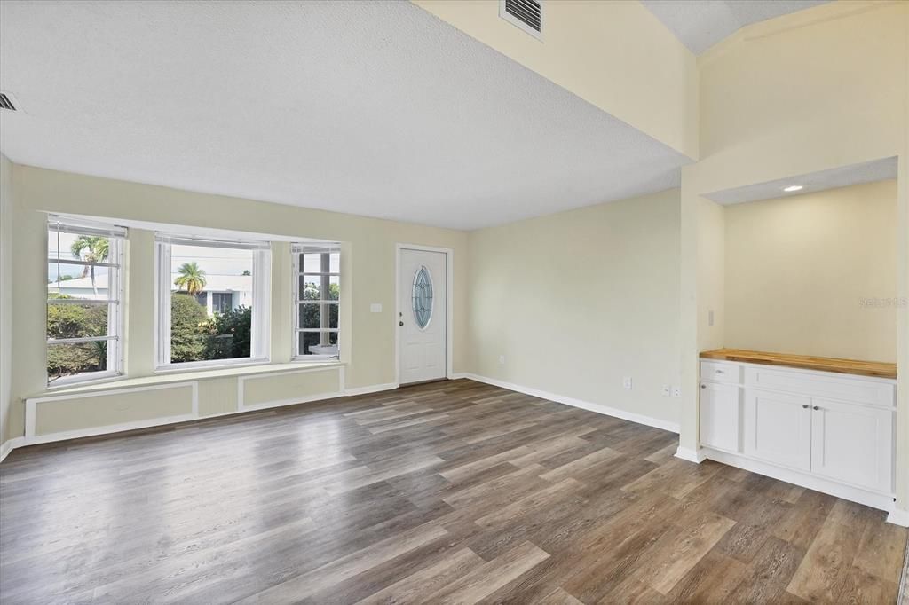 For Sale: $275,000 (3 beds, 2 baths, 1371 Square Feet)