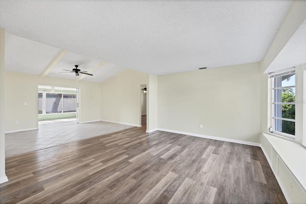 For Sale: $275,000 (3 beds, 2 baths, 1371 Square Feet)