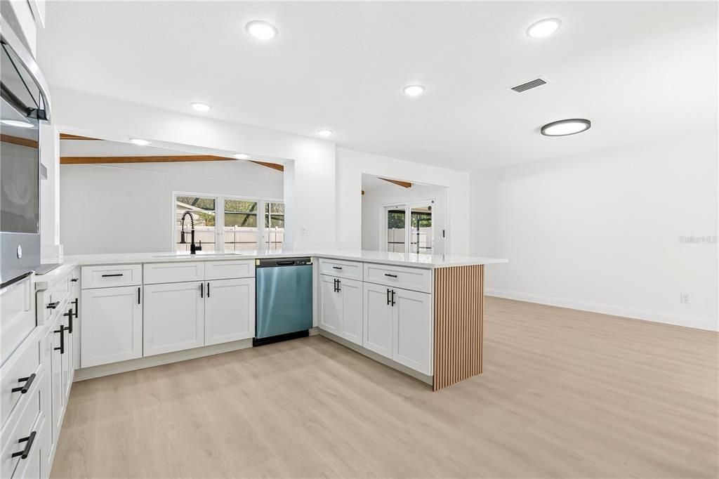 待售: $659,900 (4 贝兹, 2 浴室, 2096 平方英尺)