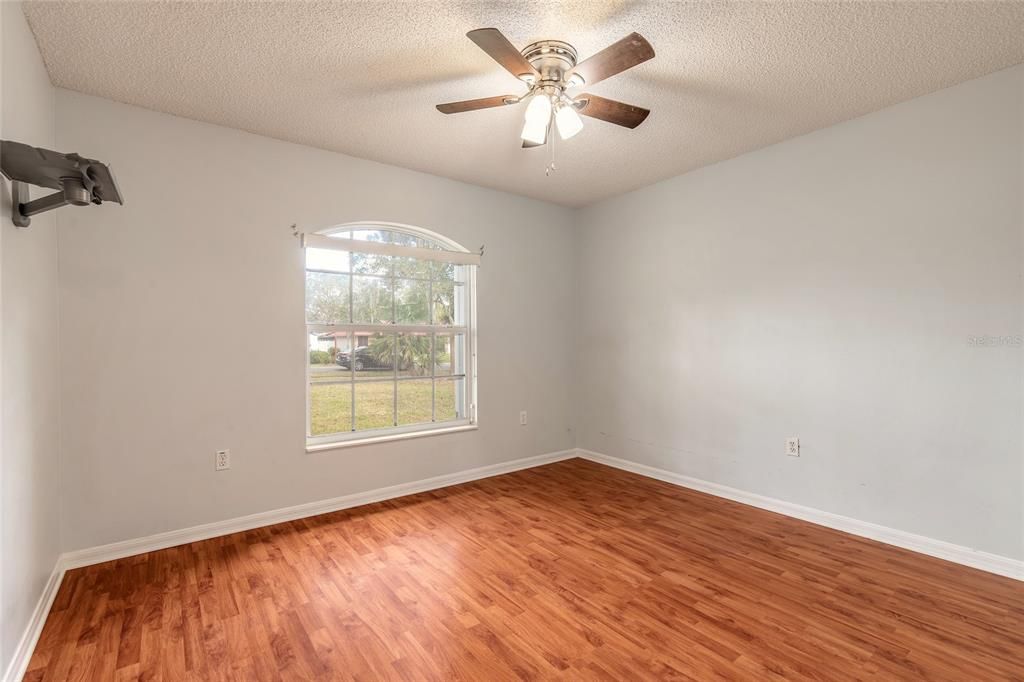 На продажу: $335,000 (3 спален, 2 ванн, 1172 Квадратных фут)