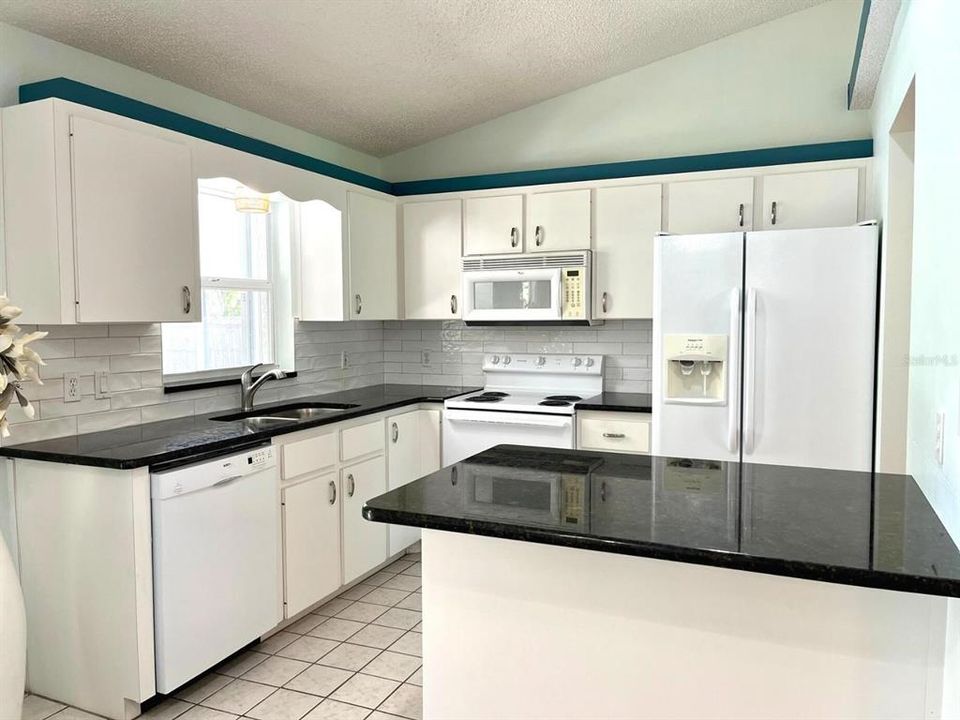 На продажу: $325,000 (3 спален, 2 ванн, 1172 Квадратных фут)