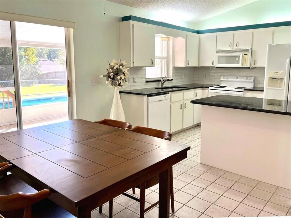 На продажу: $325,000 (3 спален, 2 ванн, 1172 Квадратных фут)