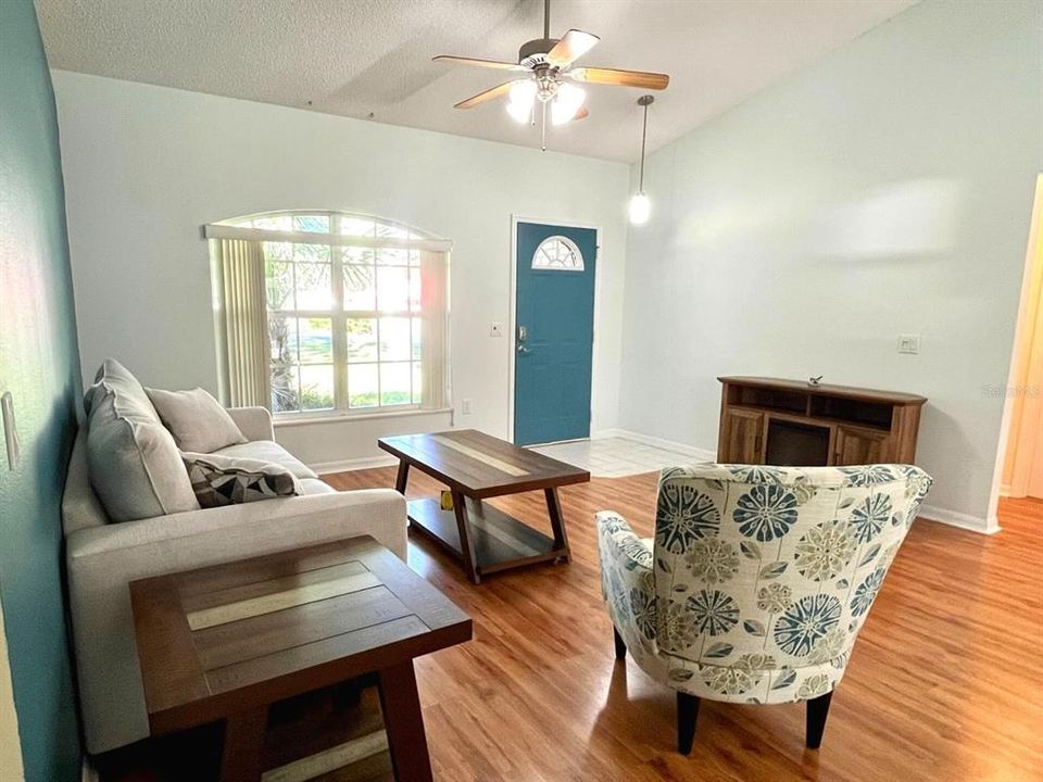 На продажу: $325,000 (3 спален, 2 ванн, 1172 Квадратных фут)