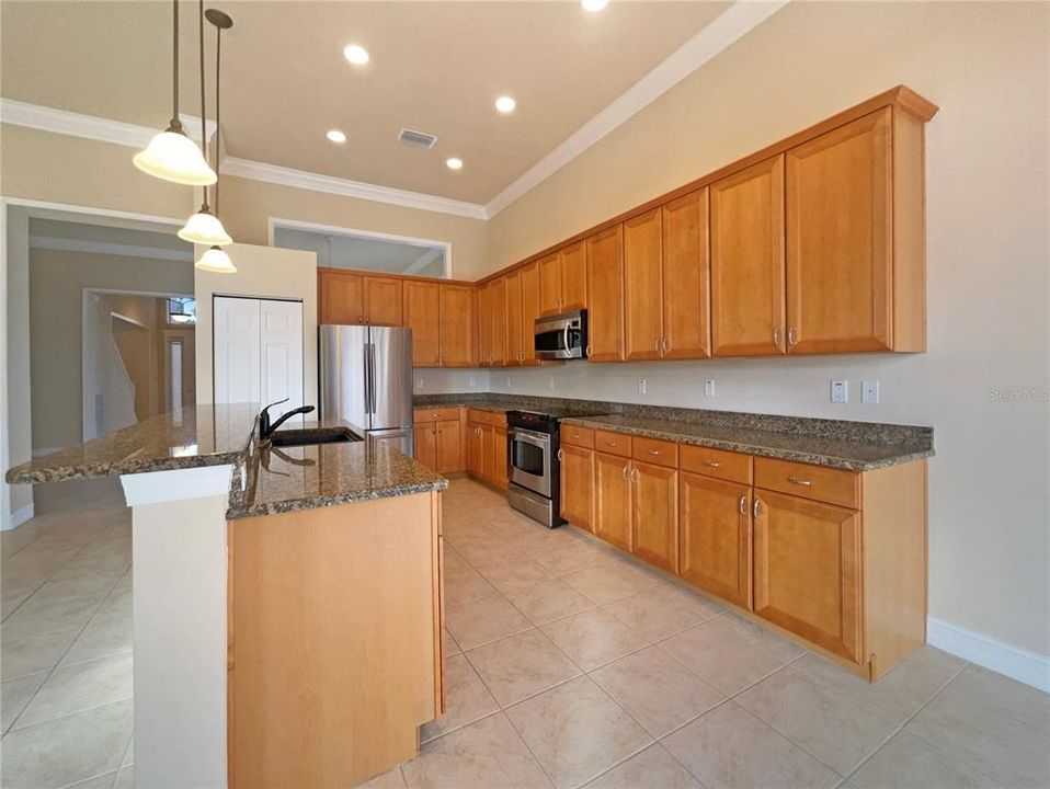 En Venta: $420,000 (3 camas, 3 baños, 2685 Pies cuadrados)