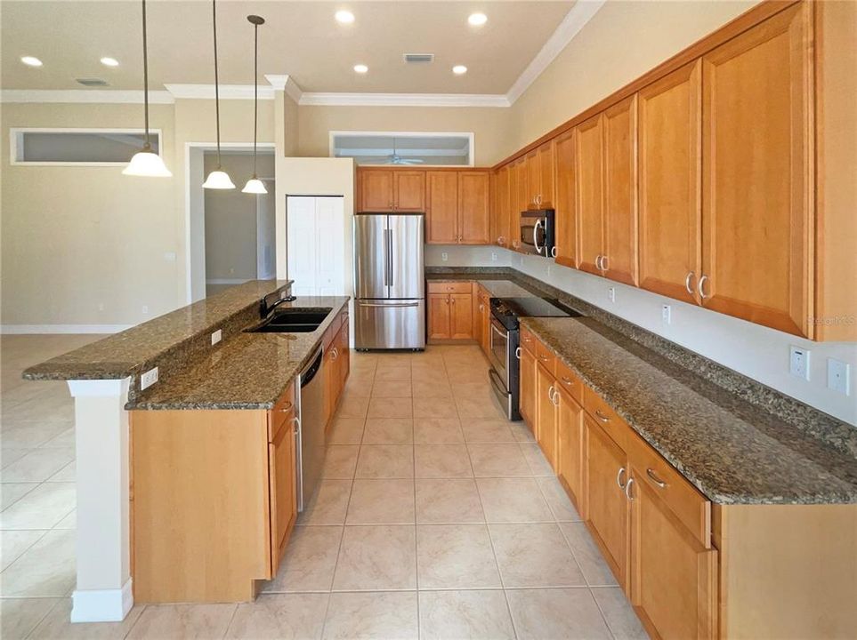 En Venta: $420,000 (3 camas, 3 baños, 2685 Pies cuadrados)