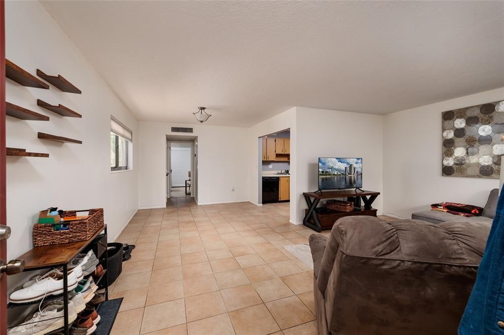 待售: $124,900 (1 贝兹, 1 浴室, 800 平方英尺)