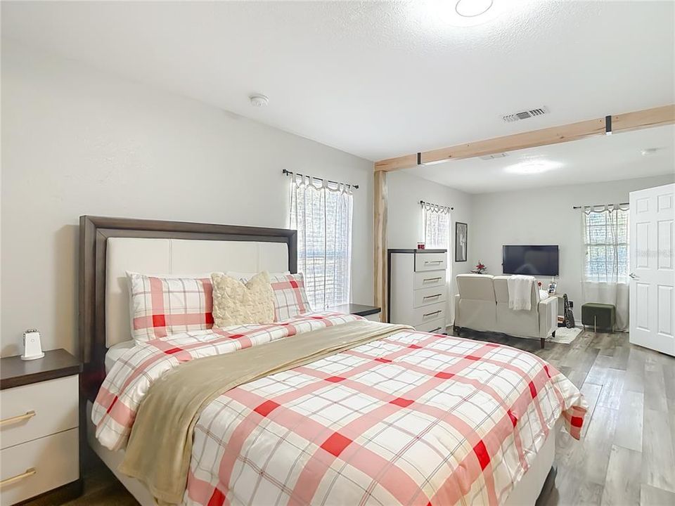 For Sale: $405,000 (4 beds, 2 baths, 1886 Square Feet)