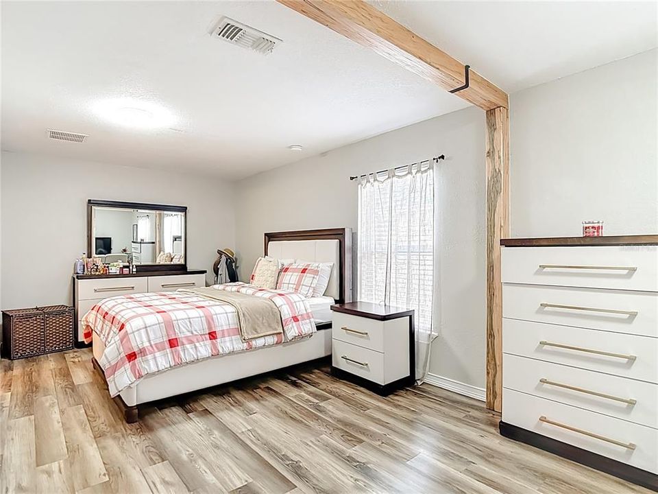 For Sale: $405,000 (4 beds, 2 baths, 1886 Square Feet)