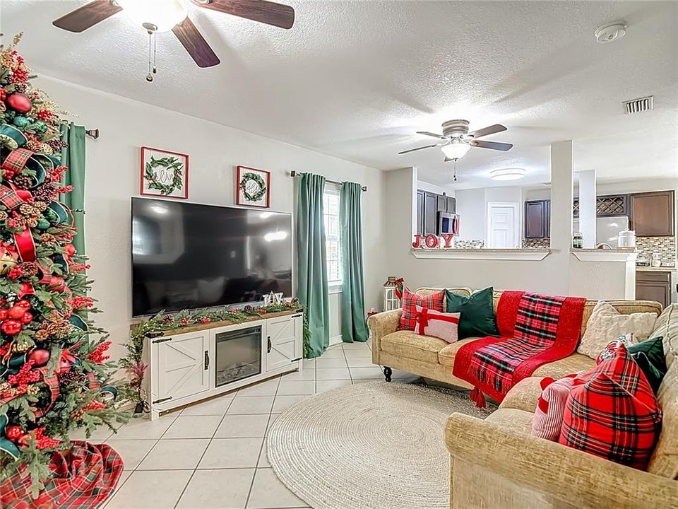 For Sale: $405,000 (4 beds, 2 baths, 1886 Square Feet)