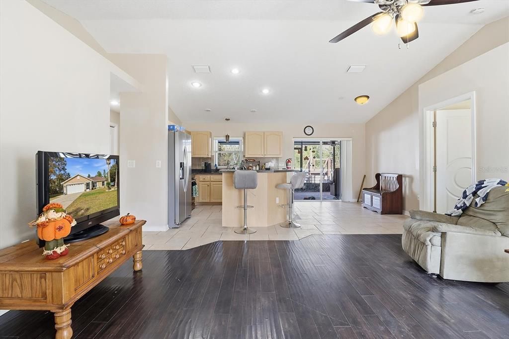 待售: $250,000 (3 贝兹, 2 浴室, 1364 平方英尺)