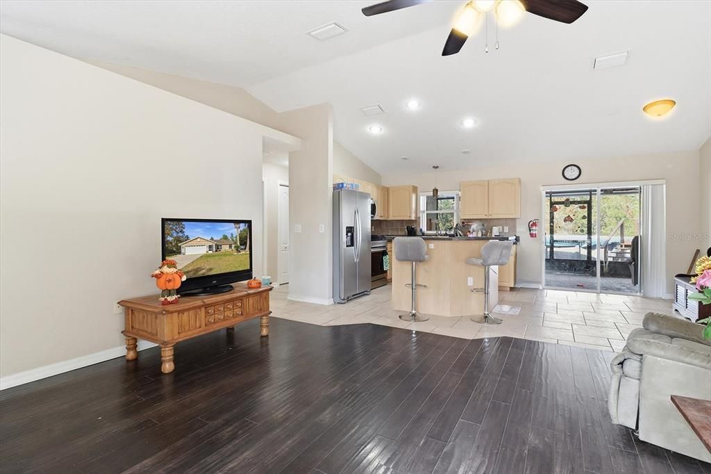 待售: $250,000 (3 贝兹, 2 浴室, 1364 平方英尺)