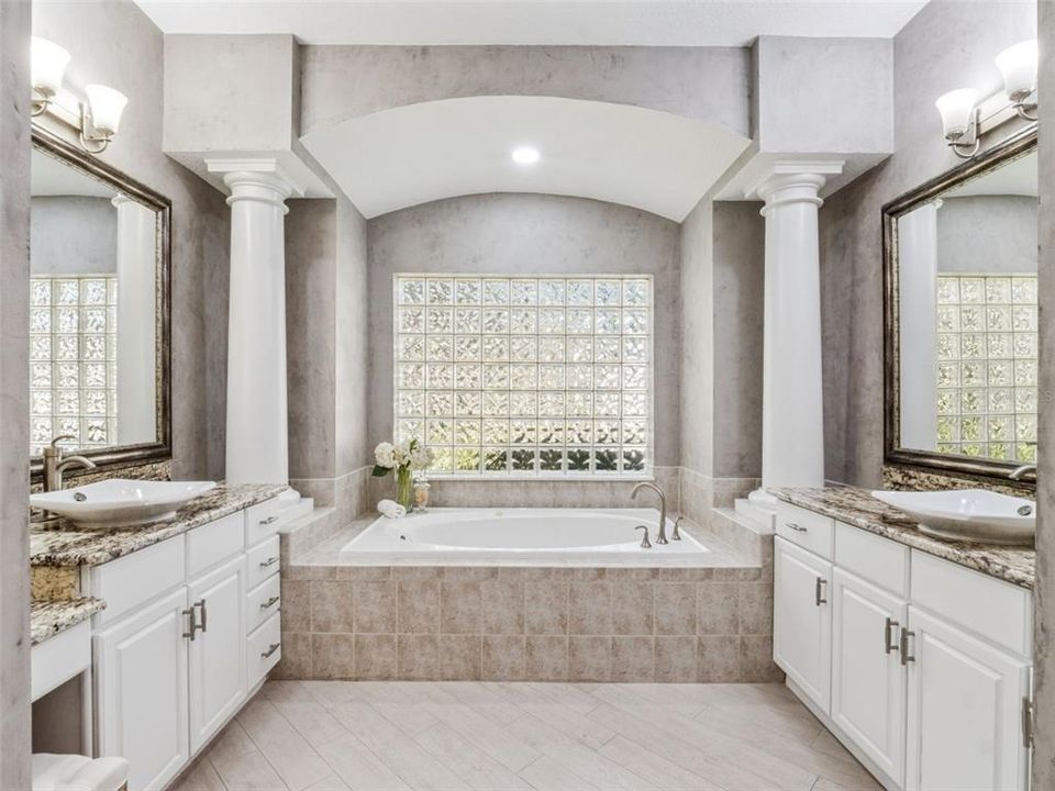 For Sale: $999,000 (5 beds, 4 baths, 3516 Square Feet)