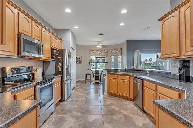 出租: $2,995 (4 贝兹, 3 浴室, 2452 平方英尺)