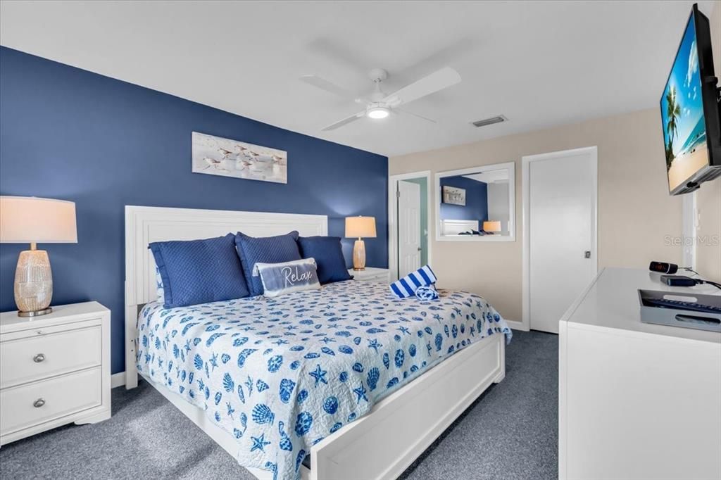 For Sale: $995,000 (2 beds, 2 baths, 1122 Square Feet)