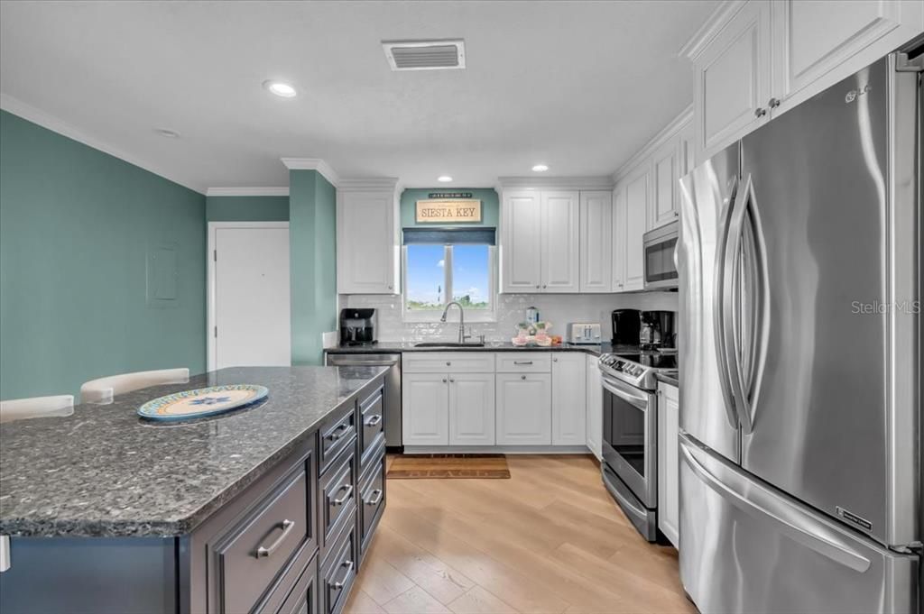 For Sale: $995,000 (2 beds, 2 baths, 1122 Square Feet)