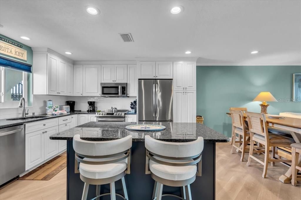 For Sale: $995,000 (2 beds, 2 baths, 1122 Square Feet)