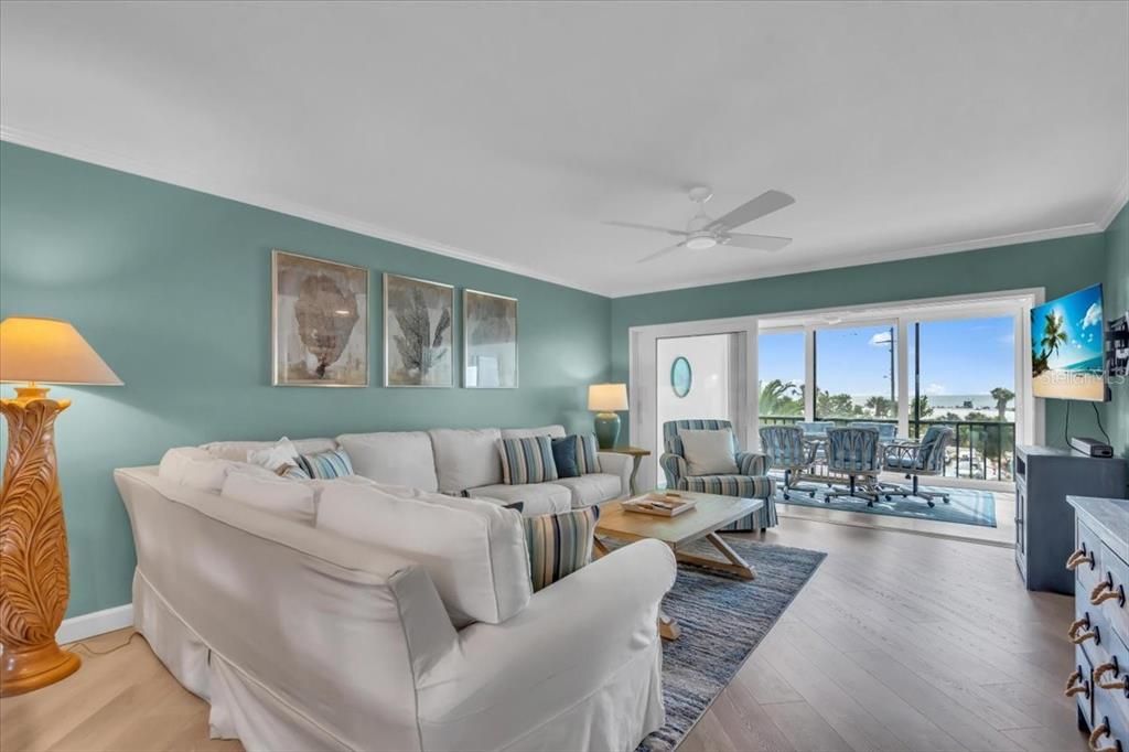 For Sale: $995,000 (2 beds, 2 baths, 1122 Square Feet)