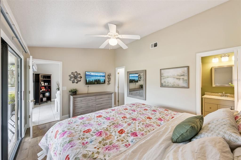 待售: $179,900 (2 贝兹, 2 浴室, 1015 平方英尺)