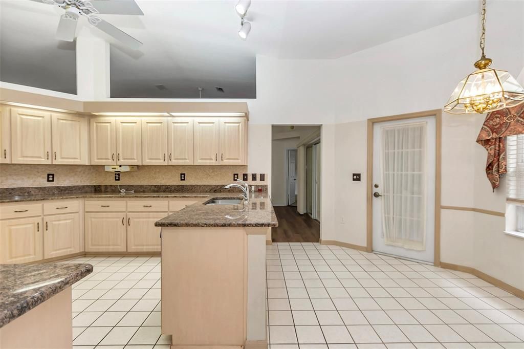 待售: $285,000 (3 贝兹, 2 浴室, 1730 平方英尺)