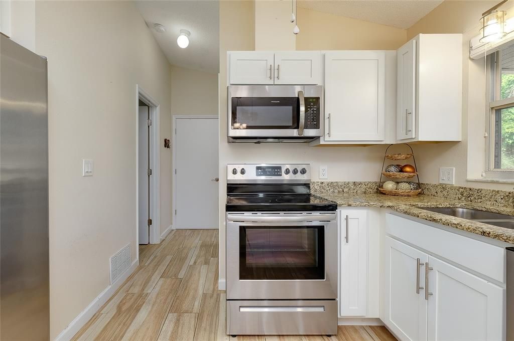 For Sale: $279,900 (2 beds, 2 baths, 988 Square Feet)